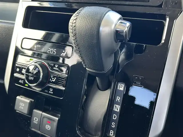 トヨタ ルーミー カスタムG 奈良県 2023(令5)年 4.6万km ブラックマイカメタリック 両側パワースライドドア/８インチ社外ナビ/（FM/AM/CD/DVD/フルセグ/Bluetooth/USB）/前後ドライブレコーダー/ETC/バックカメラ/スマートアシスト/・プリクラッシュブレーキアシスト	/・ブレーキ制御付誤発進抑制機能/・衝突警報機能/・レーンキープアシスト	/・アダプティブクルーズコントロール/・標識検知機能	/電動格納ミラー/電子パーキング/ブレーキホールド/アイドリングストップ/革巻きステアリング/ステアリングスイッチ/オートライト/LEDヘッドライト/フロントフォグ/フルオートエアコン/プッシュスタート/スマートキー/ドアバイザー