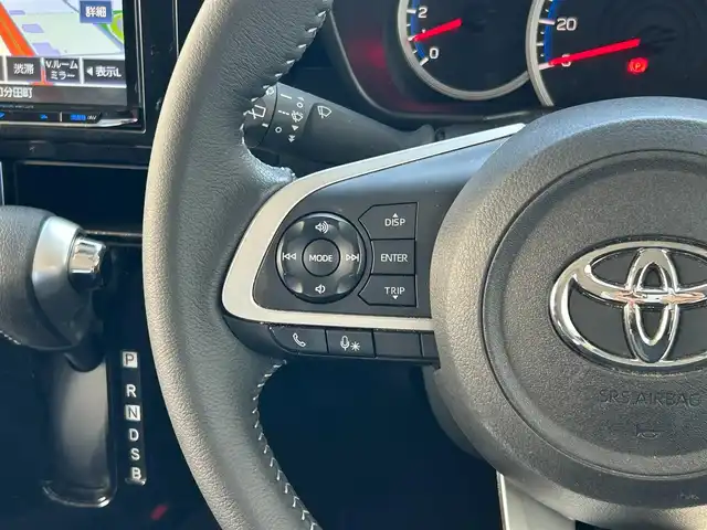 トヨタ ルーミー カスタムG 奈良県 2023(令5)年 4.6万km ブラックマイカメタリック 両側パワースライドドア/８インチ社外ナビ/（FM/AM/CD/DVD/フルセグ/Bluetooth/USB）/前後ドライブレコーダー/ETC/バックカメラ/スマートアシスト/・プリクラッシュブレーキアシスト	/・ブレーキ制御付誤発進抑制機能/・衝突警報機能/・レーンキープアシスト	/・アダプティブクルーズコントロール/・標識検知機能	/電動格納ミラー/電子パーキング/ブレーキホールド/アイドリングストップ/革巻きステアリング/ステアリングスイッチ/オートライト/LEDヘッドライト/フロントフォグ/フルオートエアコン/プッシュスタート/スマートキー/ドアバイザー