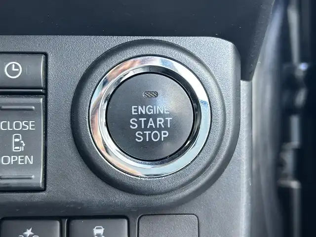 トヨタ ルーミー カスタムG 奈良県 2023(令5)年 4.6万km ブラックマイカメタリック 両側パワースライドドア/８インチ社外ナビ/（FM/AM/CD/DVD/フルセグ/Bluetooth/USB）/前後ドライブレコーダー/ETC/バックカメラ/スマートアシスト/・プリクラッシュブレーキアシスト	/・ブレーキ制御付誤発進抑制機能/・衝突警報機能/・レーンキープアシスト	/・アダプティブクルーズコントロール/・標識検知機能	/電動格納ミラー/電子パーキング/ブレーキホールド/アイドリングストップ/革巻きステアリング/ステアリングスイッチ/オートライト/LEDヘッドライト/フロントフォグ/フルオートエアコン/プッシュスタート/スマートキー/ドアバイザー