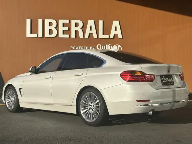 ＢＭＷ ４２０ｉ クーペ ラグジュアリー 高知県 2014(平26)年 3.7万km ミネラルホワイト 純正HDDナビ/【CD/DVD/フルセグTV】/サンルーフ/バックカメラ/クルーズコントロール/インテリジェントセーフティ/茶色レザーシート/シートヒーター/パワーシート(メモリ機能有り)/コーナー、バックセンサー/パワーバックドア/ミラー一体型ETC/オートワイパー/オートライト/純正HIDライト/スマートキー/プッシュスタート/MTモード付きAT/アイドリングストップ/純正アルミホイール 18インチ/ランフラットタイヤ/純正フロアマット/スペアキー×1【スマートキー】/新車時整備手帳（保証書）/取扱説明書/記録簿有