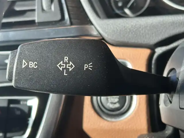 ＢＭＷ ４２０ｉ クーペ ラグジュアリー 高知県 2014(平26)年 3.7万km ミネラルホワイト 純正HDDナビ/【CD/DVD/フルセグTV】/サンルーフ/バックカメラ/クルーズコントロール/インテリジェントセーフティ/茶色レザーシート/シートヒーター/パワーシート(メモリ機能有り)/コーナー、バックセンサー/パワーバックドア/ミラー一体型ETC/オートワイパー/オートライト/純正HIDライト/スマートキー/プッシュスタート/MTモード付きAT/アイドリングストップ/純正アルミホイール 18インチ/ランフラットタイヤ/純正フロアマット/スペアキー×1【スマートキー】/新車時整備手帳（保証書）/取扱説明書/記録簿有