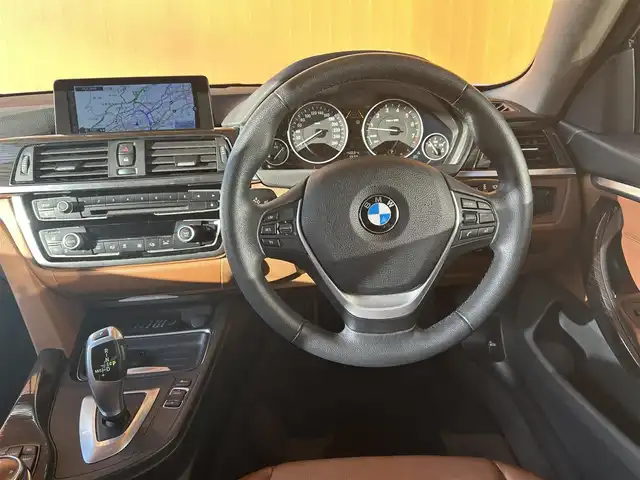 ＢＭＷ ４２０ｉ クーペ ラグジュアリー 高知県 2014(平26)年 3.7万km ミネラルホワイト 純正HDDナビ/【CD/DVD/フルセグTV】/サンルーフ/バックカメラ/クルーズコントロール/インテリジェントセーフティ/茶色レザーシート/シートヒーター/パワーシート(メモリ機能有り)/コーナー、バックセンサー/パワーバックドア/ミラー一体型ETC/オートワイパー/オートライト/純正HIDライト/スマートキー/プッシュスタート/MTモード付きAT/アイドリングストップ/純正アルミホイール 18インチ/ランフラットタイヤ/純正フロアマット/スペアキー×1【スマートキー】/新車時整備手帳（保証書）/取扱説明書/記録簿有