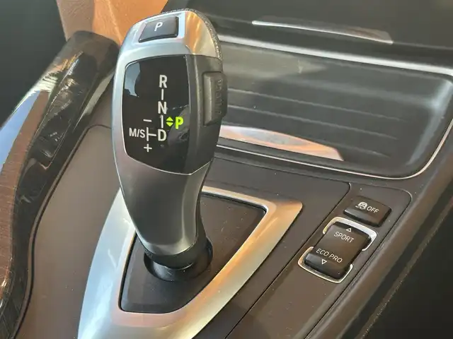 ＢＭＷ ４２０ｉ クーペ ラグジュアリー 高知県 2014(平26)年 3.7万km ミネラルホワイト 純正HDDナビ/【CD/DVD/フルセグTV】/サンルーフ/バックカメラ/クルーズコントロール/インテリジェントセーフティ/茶色レザーシート/シートヒーター/パワーシート(メモリ機能有り)/コーナー、バックセンサー/パワーバックドア/ミラー一体型ETC/オートワイパー/オートライト/純正HIDライト/スマートキー/プッシュスタート/MTモード付きAT/アイドリングストップ/純正アルミホイール 18インチ/ランフラットタイヤ/純正フロアマット/スペアキー×1【スマートキー】/新車時整備手帳（保証書）/取扱説明書/記録簿有