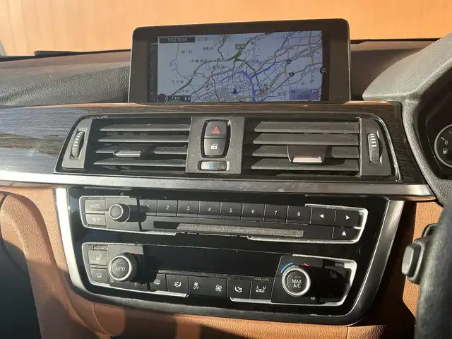 ＢＭＷ ４２０ｉ クーペ ラグジュアリー 高知県 2014(平26)年 3.7万km ミネラルホワイト 純正HDDナビ/【CD/DVD/フルセグTV】/サンルーフ/バックカメラ/クルーズコントロール/インテリジェントセーフティ/茶色レザーシート/シートヒーター/パワーシート(メモリ機能有り)/コーナー、バックセンサー/パワーバックドア/ミラー一体型ETC/オートワイパー/オートライト/純正HIDライト/スマートキー/プッシュスタート/MTモード付きAT/アイドリングストップ/純正アルミホイール 18インチ/ランフラットタイヤ/純正フロアマット/スペアキー×1【スマートキー】/新車時整備手帳（保証書）/取扱説明書/記録簿有