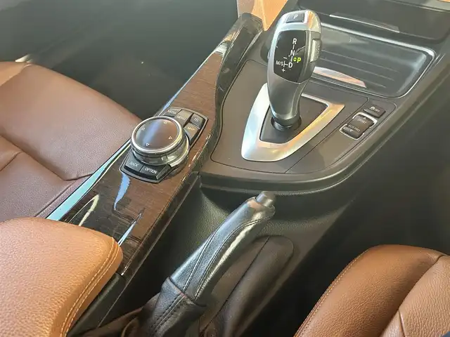 ＢＭＷ ４２０ｉ クーペ ラグジュアリー 高知県 2014(平26)年 3.7万km ミネラルホワイト 純正HDDナビ/【CD/DVD/フルセグTV】/サンルーフ/バックカメラ/クルーズコントロール/インテリジェントセーフティ/茶色レザーシート/シートヒーター/パワーシート(メモリ機能有り)/コーナー、バックセンサー/パワーバックドア/ミラー一体型ETC/オートワイパー/オートライト/純正HIDライト/スマートキー/プッシュスタート/MTモード付きAT/アイドリングストップ/純正アルミホイール 18インチ/ランフラットタイヤ/純正フロアマット/スペアキー×1【スマートキー】/新車時整備手帳（保証書）/取扱説明書/記録簿有