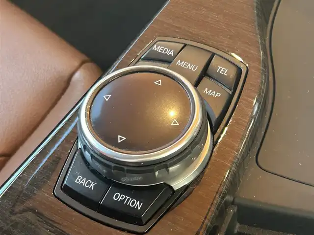 ＢＭＷ ４２０ｉ クーペ ラグジュアリー 高知県 2014(平26)年 3.7万km ミネラルホワイト 純正HDDナビ/【CD/DVD/フルセグTV】/サンルーフ/バックカメラ/クルーズコントロール/インテリジェントセーフティ/茶色レザーシート/シートヒーター/パワーシート(メモリ機能有り)/コーナー、バックセンサー/パワーバックドア/ミラー一体型ETC/オートワイパー/オートライト/純正HIDライト/スマートキー/プッシュスタート/MTモード付きAT/アイドリングストップ/純正アルミホイール 18インチ/ランフラットタイヤ/純正フロアマット/スペアキー×1【スマートキー】/新車時整備手帳（保証書）/取扱説明書/記録簿有