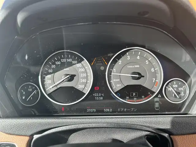 ＢＭＷ ４２０ｉ クーペ ラグジュアリー 高知県 2014(平26)年 3.7万km ミネラルホワイト 純正HDDナビ/【CD/DVD/フルセグTV】/サンルーフ/バックカメラ/クルーズコントロール/インテリジェントセーフティ/茶色レザーシート/シートヒーター/パワーシート(メモリ機能有り)/コーナー、バックセンサー/パワーバックドア/ミラー一体型ETC/オートワイパー/オートライト/純正HIDライト/スマートキー/プッシュスタート/MTモード付きAT/アイドリングストップ/純正アルミホイール 18インチ/ランフラットタイヤ/純正フロアマット/スペアキー×1【スマートキー】/新車時整備手帳（保証書）/取扱説明書/記録簿有