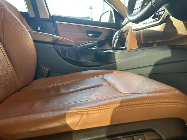 ＢＭＷ ４２０ｉ クーペ ラグジュアリー 高知県 2014(平26)年 3.7万km ミネラルホワイト 純正HDDナビ/【CD/DVD/フルセグTV】/サンルーフ/バックカメラ/クルーズコントロール/インテリジェントセーフティ/茶色レザーシート/シートヒーター/パワーシート(メモリ機能有り)/コーナー、バックセンサー/パワーバックドア/ミラー一体型ETC/オートワイパー/オートライト/純正HIDライト/スマートキー/プッシュスタート/MTモード付きAT/アイドリングストップ/純正アルミホイール 18インチ/ランフラットタイヤ/純正フロアマット/スペアキー×1【スマートキー】/新車時整備手帳（保証書）/取扱説明書/記録簿有