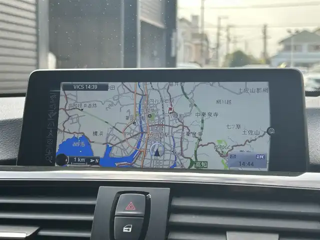 ＢＭＷ ４２０ｉ クーペ ラグジュアリー 高知県 2014(平26)年 3.7万km ミネラルホワイト 純正HDDナビ/【CD/DVD/フルセグTV】/サンルーフ/バックカメラ/クルーズコントロール/インテリジェントセーフティ/茶色レザーシート/シートヒーター/パワーシート(メモリ機能有り)/コーナー、バックセンサー/パワーバックドア/ミラー一体型ETC/オートワイパー/オートライト/純正HIDライト/スマートキー/プッシュスタート/MTモード付きAT/アイドリングストップ/純正アルミホイール 18インチ/ランフラットタイヤ/純正フロアマット/スペアキー×1【スマートキー】/新車時整備手帳（保証書）/取扱説明書/記録簿有