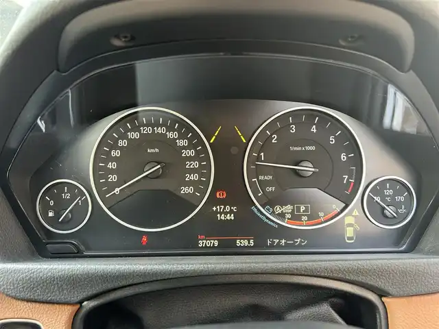 ＢＭＷ ４２０ｉ クーペ ラグジュアリー 高知県 2014(平26)年 3.7万km ミネラルホワイト 純正HDDナビ/【CD/DVD/フルセグTV】/サンルーフ/バックカメラ/クルーズコントロール/インテリジェントセーフティ/茶色レザーシート/シートヒーター/パワーシート(メモリ機能有り)/コーナー、バックセンサー/パワーバックドア/ミラー一体型ETC/オートワイパー/オートライト/純正HIDライト/スマートキー/プッシュスタート/MTモード付きAT/アイドリングストップ/純正アルミホイール 18インチ/ランフラットタイヤ/純正フロアマット/スペアキー×1【スマートキー】/新車時整備手帳（保証書）/取扱説明書/記録簿有