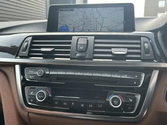 ＢＭＷ ４２０ｉ クーペ ラグジュアリー 高知県 2014(平26)年 3.7万km ミネラルホワイト 純正HDDナビ/【CD/DVD/フルセグTV】/サンルーフ/バックカメラ/クルーズコントロール/インテリジェントセーフティ/茶色レザーシート/シートヒーター/パワーシート(メモリ機能有り)/コーナー、バックセンサー/パワーバックドア/ミラー一体型ETC/オートワイパー/オートライト/純正HIDライト/スマートキー/プッシュスタート/MTモード付きAT/アイドリングストップ/純正アルミホイール 18インチ/ランフラットタイヤ/純正フロアマット/スペアキー×1【スマートキー】/新車時整備手帳（保証書）/取扱説明書/記録簿有