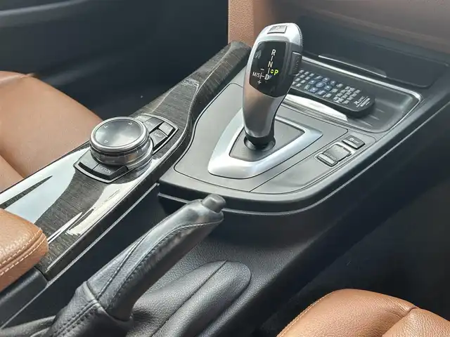 ＢＭＷ ４２０ｉ クーペ ラグジュアリー 高知県 2014(平26)年 3.7万km ミネラルホワイト 純正HDDナビ/【CD/DVD/フルセグTV】/サンルーフ/バックカメラ/クルーズコントロール/インテリジェントセーフティ/茶色レザーシート/シートヒーター/パワーシート(メモリ機能有り)/コーナー、バックセンサー/パワーバックドア/ミラー一体型ETC/オートワイパー/オートライト/純正HIDライト/スマートキー/プッシュスタート/MTモード付きAT/アイドリングストップ/純正アルミホイール 18インチ/ランフラットタイヤ/純正フロアマット/スペアキー×1【スマートキー】/新車時整備手帳（保証書）/取扱説明書/記録簿有