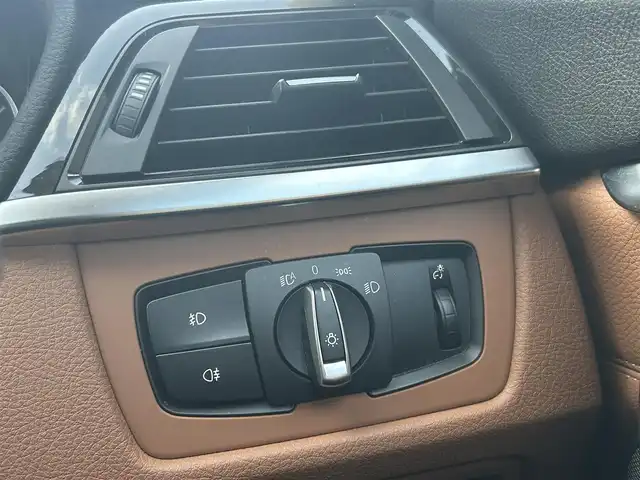 ＢＭＷ ４２０ｉ クーペ ラグジュアリー 高知県 2014(平26)年 3.7万km ミネラルホワイト 純正HDDナビ/【CD/DVD/フルセグTV】/サンルーフ/バックカメラ/クルーズコントロール/インテリジェントセーフティ/茶色レザーシート/シートヒーター/パワーシート(メモリ機能有り)/コーナー、バックセンサー/パワーバックドア/ミラー一体型ETC/オートワイパー/オートライト/純正HIDライト/スマートキー/プッシュスタート/MTモード付きAT/アイドリングストップ/純正アルミホイール 18インチ/ランフラットタイヤ/純正フロアマット/スペアキー×1【スマートキー】/新車時整備手帳（保証書）/取扱説明書/記録簿有