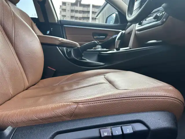 ＢＭＷ ４２０ｉ クーペ ラグジュアリー 高知県 2014(平26)年 3.7万km ミネラルホワイト 純正HDDナビ/【CD/DVD/フルセグTV】/サンルーフ/バックカメラ/クルーズコントロール/インテリジェントセーフティ/茶色レザーシート/シートヒーター/パワーシート(メモリ機能有り)/コーナー、バックセンサー/パワーバックドア/ミラー一体型ETC/オートワイパー/オートライト/純正HIDライト/スマートキー/プッシュスタート/MTモード付きAT/アイドリングストップ/純正アルミホイール 18インチ/ランフラットタイヤ/純正フロアマット/スペアキー×1【スマートキー】/新車時整備手帳（保証書）/取扱説明書/記録簿有