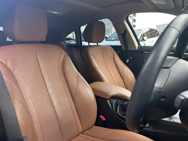 ＢＭＷ ４２０ｉ クーペ ラグジュアリー 高知県 2014(平26)年 3.7万km ミネラルホワイト 純正HDDナビ/【CD/DVD/フルセグTV】/サンルーフ/バックカメラ/クルーズコントロール/インテリジェントセーフティ/茶色レザーシート/シートヒーター/パワーシート(メモリ機能有り)/コーナー、バックセンサー/パワーバックドア/ミラー一体型ETC/オートワイパー/オートライト/純正HIDライト/スマートキー/プッシュスタート/MTモード付きAT/アイドリングストップ/純正アルミホイール 18インチ/ランフラットタイヤ/純正フロアマット/スペアキー×1【スマートキー】/新車時整備手帳（保証書）/取扱説明書/記録簿有