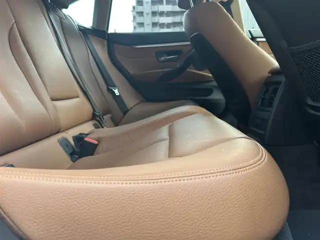 ＢＭＷ ４２０ｉ クーペ ラグジュアリー 高知県 2014(平26)年 3.7万km ミネラルホワイト 純正HDDナビ/【CD/DVD/フルセグTV】/サンルーフ/バックカメラ/クルーズコントロール/インテリジェントセーフティ/茶色レザーシート/シートヒーター/パワーシート(メモリ機能有り)/コーナー、バックセンサー/パワーバックドア/ミラー一体型ETC/オートワイパー/オートライト/純正HIDライト/スマートキー/プッシュスタート/MTモード付きAT/アイドリングストップ/純正アルミホイール 18インチ/ランフラットタイヤ/純正フロアマット/スペアキー×1【スマートキー】/新車時整備手帳（保証書）/取扱説明書/記録簿有