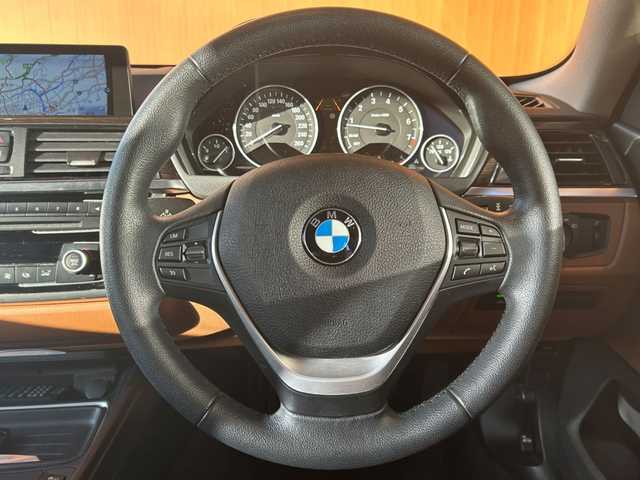 ＢＭＷ ４２０ｉ クーペ ラグジュアリー 高知県 2014(平26)年 3.7万km ミネラルホワイト 純正HDDナビ/【CD/DVD/フルセグTV】/サンルーフ/バックカメラ/クルーズコントロール/インテリジェントセーフティ/茶色レザーシート/シートヒーター/パワーシート(メモリ機能有り)/コーナー、バックセンサー/パワーバックドア/ミラー一体型ETC/オートワイパー/オートライト/純正HIDライト/スマートキー/プッシュスタート/MTモード付きAT/アイドリングストップ/純正アルミホイール 18インチ/ランフラットタイヤ/純正フロアマット/スペアキー×1【スマートキー】/新車時整備手帳（保証書）/取扱説明書/記録簿有