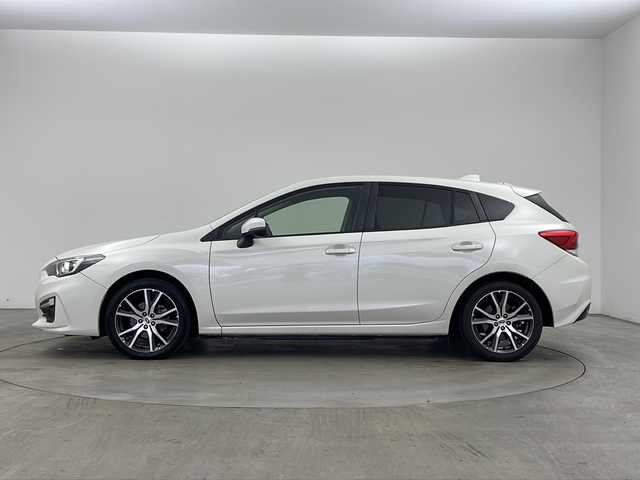 スバル インプレッサ スポーツ 2．0i－Lアイサイト 兵庫県 2018(平30)年 6.1万km クリスタルホワイトP ・社外ナビ（AVN138M）/CD/ワンセグ/・バックカメラ/・ETC/・アイドリングストップ/・パドルシフト/・オートライト/・アイサイト/・衝突軽減ブレーキ/・レーンキープアシスト/・レーダークルーズコントロール/・前後ドライブレコーダー/・純正マット/・純正17インチアルミホイール/・スマートキー