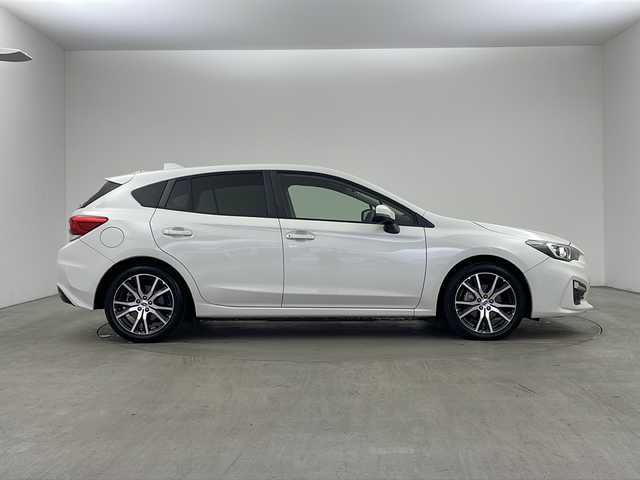 スバル インプレッサ スポーツ 2．0i－Lアイサイト 兵庫県 2018(平30)年 6.1万km クリスタルホワイトP ・社外ナビ（AVN138M）/CD/ワンセグ/・バックカメラ/・ETC/・アイドリングストップ/・パドルシフト/・オートライト/・アイサイト/・衝突軽減ブレーキ/・レーンキープアシスト/・レーダークルーズコントロール/・前後ドライブレコーダー/・純正マット/・純正17インチアルミホイール/・スマートキー