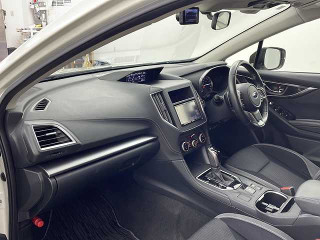 スバル インプレッサ スポーツ 2．0i－Lアイサイト 兵庫県 2018(平30)年 6.1万km クリスタルホワイトP ・社外ナビ（AVN138M）/CD/ワンセグ/・バックカメラ/・ETC/・アイドリングストップ/・パドルシフト/・オートライト/・アイサイト/・衝突軽減ブレーキ/・レーンキープアシスト/・レーダークルーズコントロール/・前後ドライブレコーダー/・純正マット/・純正17インチアルミホイール/・スマートキー