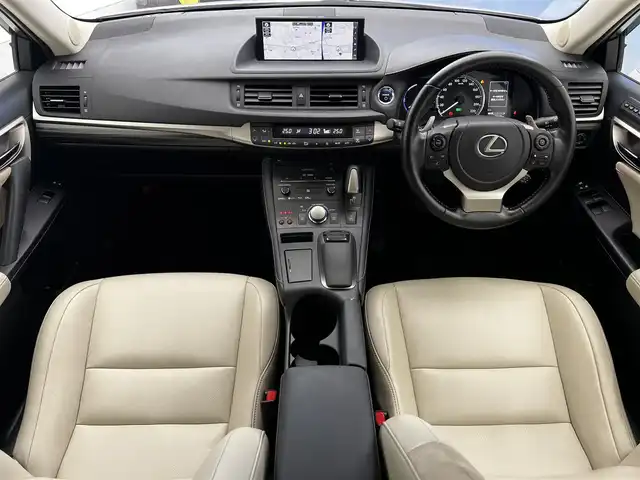 レクサス ＣＴ 200h バージョンC 滋賀県 2021(令3)年 4.9万km ソニッククォーツ 純正ナビ/【Bluetooth/USB/CD/DVD/Blu-ray/フルセグTV】/ハーフレザーシート/バックカメラ/追従クルーズコントロール/クリアランスソナー/LEDヘッドライト/オートマチックハイビーム/レーンキープアシスト/プリクラッシュセーフティ/前後ドライブレコーダー/ビルトインETC2.0/D/Nパワーシート/プッシュスタート/スマートキー/ステアリングリモコン