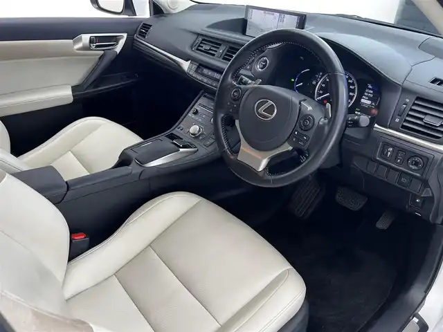 レクサス ＣＴ 200h バージョンC 滋賀県 2021(令3)年 4.9万km ソニッククォーツ 純正ナビ/【Bluetooth/USB/CD/DVD/Blu-ray/フルセグTV】/ハーフレザーシート/バックカメラ/追従クルーズコントロール/クリアランスソナー/LEDヘッドライト/オートマチックハイビーム/レーンキープアシスト/プリクラッシュセーフティ/前後ドライブレコーダー/ビルトインETC2.0/D/Nパワーシート/プッシュスタート/スマートキー/ステアリングリモコン