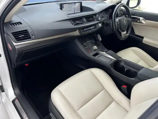 レクサス ＣＴ 200h バージョンC 滋賀県 2021(令3)年 4.9万km ソニッククォーツ 純正ナビ/【Bluetooth/USB/CD/DVD/Blu-ray/フルセグTV】/ハーフレザーシート/バックカメラ/追従クルーズコントロール/クリアランスソナー/LEDヘッドライト/オートマチックハイビーム/レーンキープアシスト/プリクラッシュセーフティ/前後ドライブレコーダー/ビルトインETC2.0/D/Nパワーシート/プッシュスタート/スマートキー/ステアリングリモコン