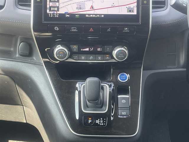 日産 セレナ e－パワー ハイウェイスター V 愛知県 2019(令1)年 6.4万km パール 純正ナビ/・BT、FM、AM、ipod、USB/後席用モニター/ETC/セーフティパック/パーキングアシスト/横滑り防止装置/ABS/オートライト/LEDヘッドライト/衝撃被害軽減システム/クローズコントロール/レーンアシスト/純正フロアマット/純正15インチアルミホイール/スマートキー