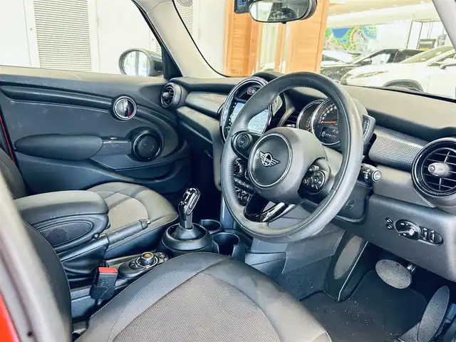ＭＩＮＩ ミニ クーパー D 大阪府 2020(令2)年 2.1万km ソラリスオレンジ ペッパーP/ワンオーナー/インテリジェントセーフティ/純正ナビ/バックカメラ/純正15インチAW/LEDヘッドライト/クリアランスソナー/ETC/ドラレコ/USB/Bluetooth