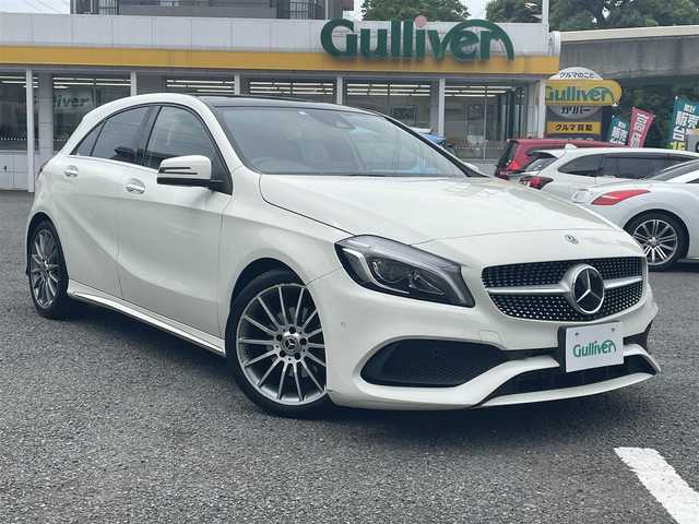 メルセデス・ベンツ Ａ１８０ AMG スタイル 神奈川県 2018(平30)年 5.6万km カルサイトホワイト ワンオーナー/パノラミックスライディングルーフ/AMGデザイン/フロント/サイドスカート/リアスカート/AMG18インチアルミ/COMMANDシステム/・HDDナビ・フルセグ・DVD・CD・USB・SD・Bluetooth）/ETC/純正ドライブレコーダー/LEDハイパフォーマンスヘッドライト/オートライト/レーダーセーフティ/前後パークトロニック/キーレスゴー/革巻きスポーツステアリング（赤ステッチ）/パドルシフト/カーボンデザインインテリアトリム/アンビエントライト ：マルチカラー/ESP/アクティブブレーキアシスト/アテンションアシスト/ブラインドスポットアシスト/レーンキープアシスト/ハーフレザーシート（赤ステッチ）/前席3メモリパワーシート/前席シートヒーター/新車時保証書/取扱説明書/スペアキー