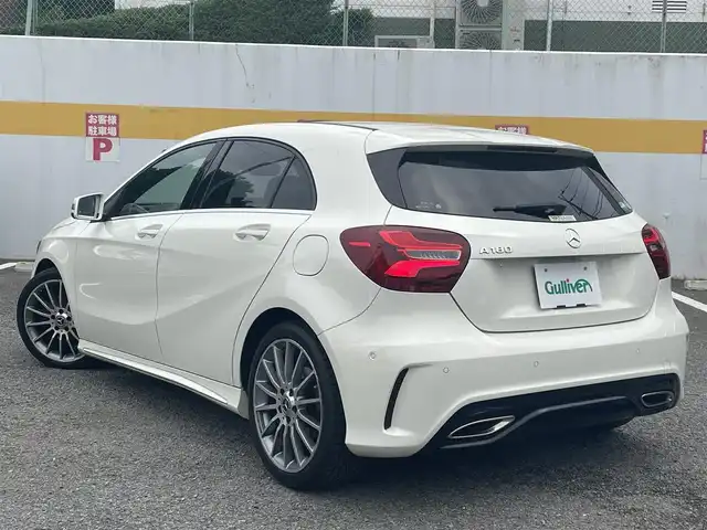 メルセデス・ベンツ Ａ１８０ AMG スタイル 神奈川県 2018(平30)年 5.6万km カルサイトホワイト ワンオーナー/パノラミックスライディングルーフ/AMGデザイン/フロント/サイドスカート/リアスカート/AMG18インチアルミ/COMMANDシステム/・HDDナビ・フルセグ・DVD・CD・USB・SD・Bluetooth）/ETC/純正ドライブレコーダー/LEDハイパフォーマンスヘッドライト/オートライト/レーダーセーフティ/前後パークトロニック/キーレスゴー/革巻きスポーツステアリング（赤ステッチ）/パドルシフト/カーボンデザインインテリアトリム/アンビエントライト ：マルチカラー/ESP/アクティブブレーキアシスト/アテンションアシスト/ブラインドスポットアシスト/レーンキープアシスト/ハーフレザーシート（赤ステッチ）/前席3メモリパワーシート/前席シートヒーター/新車時保証書/取扱説明書/スペアキー
