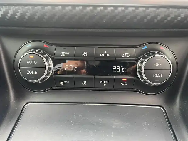 メルセデス・ベンツ Ａ１８０ AMG スタイル 神奈川県 2018(平30)年 5.6万km カルサイトホワイト ワンオーナー/パノラミックスライディングルーフ/AMGデザイン/フロント/サイドスカート/リアスカート/AMG18インチアルミ/COMMANDシステム/・HDDナビ・フルセグ・DVD・CD・USB・SD・Bluetooth）/ETC/純正ドライブレコーダー/LEDハイパフォーマンスヘッドライト/オートライト/レーダーセーフティ/前後パークトロニック/キーレスゴー/革巻きスポーツステアリング（赤ステッチ）/パドルシフト/カーボンデザインインテリアトリム/アンビエントライト ：マルチカラー/ESP/アクティブブレーキアシスト/アテンションアシスト/ブラインドスポットアシスト/レーンキープアシスト/ハーフレザーシート（赤ステッチ）/前席3メモリパワーシート/前席シートヒーター/新車時保証書/取扱説明書/スペアキー