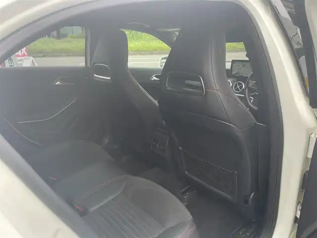 メルセデス・ベンツ Ａ１８０ AMG スタイル 神奈川県 2018(平30)年 5.6万km カルサイトホワイト ワンオーナー/パノラミックスライディングルーフ/AMGデザイン/フロント/サイドスカート/リアスカート/AMG18インチアルミ/COMMANDシステム/・HDDナビ・フルセグ・DVD・CD・USB・SD・Bluetooth）/ETC/純正ドライブレコーダー/LEDハイパフォーマンスヘッドライト/オートライト/レーダーセーフティ/前後パークトロニック/キーレスゴー/革巻きスポーツステアリング（赤ステッチ）/パドルシフト/カーボンデザインインテリアトリム/アンビエントライト ：マルチカラー/ESP/アクティブブレーキアシスト/アテンションアシスト/ブラインドスポットアシスト/レーンキープアシスト/ハーフレザーシート（赤ステッチ）/前席3メモリパワーシート/前席シートヒーター/新車時保証書/取扱説明書/スペアキー