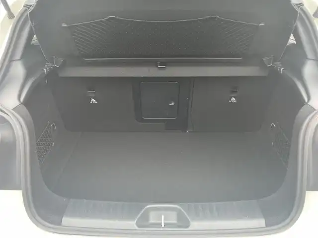 メルセデス・ベンツ Ａ１８０ AMG スタイル 神奈川県 2018(平30)年 5.6万km カルサイトホワイト ワンオーナー/パノラミックスライディングルーフ/AMGデザイン/フロント/サイドスカート/リアスカート/AMG18インチアルミ/COMMANDシステム/・HDDナビ・フルセグ・DVD・CD・USB・SD・Bluetooth）/ETC/純正ドライブレコーダー/LEDハイパフォーマンスヘッドライト/オートライト/レーダーセーフティ/前後パークトロニック/キーレスゴー/革巻きスポーツステアリング（赤ステッチ）/パドルシフト/カーボンデザインインテリアトリム/アンビエントライト ：マルチカラー/ESP/アクティブブレーキアシスト/アテンションアシスト/ブラインドスポットアシスト/レーンキープアシスト/ハーフレザーシート（赤ステッチ）/前席3メモリパワーシート/前席シートヒーター/新車時保証書/取扱説明書/スペアキー
