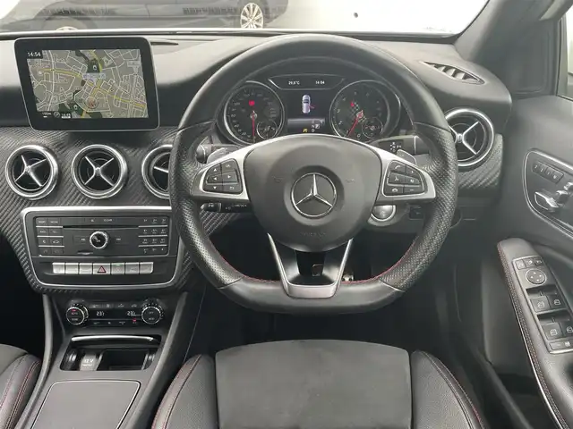 メルセデス・ベンツ Ａ１８０ AMG スタイル 神奈川県 2018(平30)年 5.6万km カルサイトホワイト ワンオーナー/パノラミックスライディングルーフ/AMGデザイン/フロント/サイドスカート/リアスカート/AMG18インチアルミ/COMMANDシステム/・HDDナビ・フルセグ・DVD・CD・USB・SD・Bluetooth）/ETC/純正ドライブレコーダー/LEDハイパフォーマンスヘッドライト/オートライト/レーダーセーフティ/前後パークトロニック/キーレスゴー/革巻きスポーツステアリング（赤ステッチ）/パドルシフト/カーボンデザインインテリアトリム/アンビエントライト ：マルチカラー/ESP/アクティブブレーキアシスト/アテンションアシスト/ブラインドスポットアシスト/レーンキープアシスト/ハーフレザーシート（赤ステッチ）/前席3メモリパワーシート/前席シートヒーター/新車時保証書/取扱説明書/スペアキー