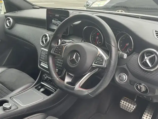 メルセデス・ベンツ Ａ１８０ AMG スタイル 神奈川県 2018(平30)年 5.6万km カルサイトホワイト ワンオーナー/パノラミックスライディングルーフ/AMGデザイン/フロント/サイドスカート/リアスカート/AMG18インチアルミ/COMMANDシステム/・HDDナビ・フルセグ・DVD・CD・USB・SD・Bluetooth）/ETC/純正ドライブレコーダー/LEDハイパフォーマンスヘッドライト/オートライト/レーダーセーフティ/前後パークトロニック/キーレスゴー/革巻きスポーツステアリング（赤ステッチ）/パドルシフト/カーボンデザインインテリアトリム/アンビエントライト ：マルチカラー/ESP/アクティブブレーキアシスト/アテンションアシスト/ブラインドスポットアシスト/レーンキープアシスト/ハーフレザーシート（赤ステッチ）/前席3メモリパワーシート/前席シートヒーター/新車時保証書/取扱説明書/スペアキー