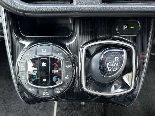 トヨタ エスクァイア ハイブリッド Gi プレミアムパッケージ ブラックテーラード 大阪府 2020(令2)年 3.6万km ブラック ＡＬＰＩＮＥ１１インチナビ　/フルセグ　/Ｂｌｕｅｔｏｏｔｈ　/バックカメラ　/両側パワースライドドア　/ハーフレザーシート　/シートヒーター　/ステアリングヒーター　/クルーズコントロール　/ＥＴＣ/フロアーマット/LEDヘッドライト