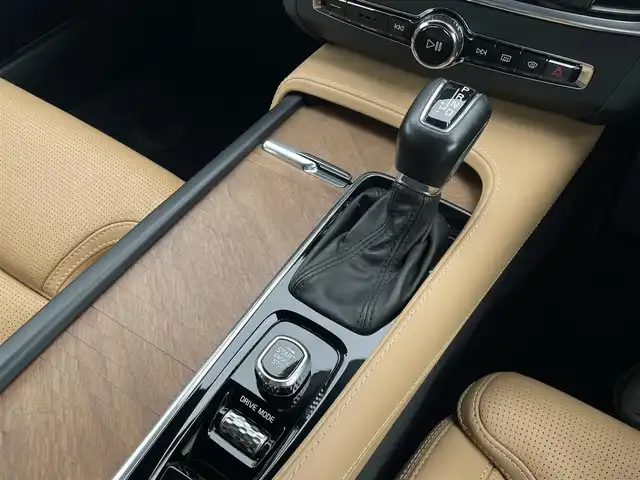 ボルボ Ｖ９０ T6 AWD インスクリプション 東京都 2018(平30)年 2.4万km パール 純正ナビ/バックカメラ/BSM/アダプティブクルーズコントロール/ETC/フルセグTV/LEDヘッドライト/プッシュスタート/ワンオーナー