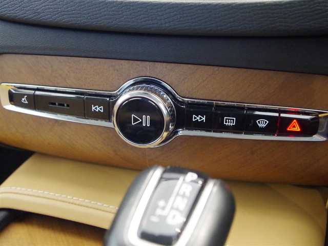 ボルボ ＸＣ９０ T6 AWD インスクリプション 岐阜県 2016(平28)年 5.5万km エンバーブラックメタリック ACC/ヘッドアップディスプレイ/純正ナビ/　Bluetooth/　フルセグTV/　AppleCarPlay/CitySafety（衝突回避・被害軽減ブレーキシステム）/BLIS（ブラインドスポットモニター）/クロストラフィックアラート/レーンキーピングエイド/ロードサインインフォメーション/360°ビューカメラ/パークアシストパイロット/エレクトロニックスタビリティコントロール（横滑り防止機能）/シートヒーター（前後列）/エアシート（前列）/3列シート/ETC2.0/純正フロアマット