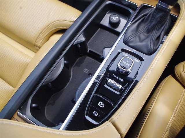 ボルボ ＸＣ９０ T6 AWD インスクリプション 岐阜県 2016(平28)年 5.5万km エンバーブラックメタリック ACC/ヘッドアップディスプレイ/純正ナビ/　Bluetooth/　フルセグTV/　AppleCarPlay/CitySafety（衝突回避・被害軽減ブレーキシステム）/BLIS（ブラインドスポットモニター）/クロストラフィックアラート/レーンキーピングエイド/ロードサインインフォメーション/360°ビューカメラ/パークアシストパイロット/エレクトロニックスタビリティコントロール（横滑り防止機能）/シートヒーター（前後列）/エアシート（前列）/3列シート/ETC2.0/純正フロアマット