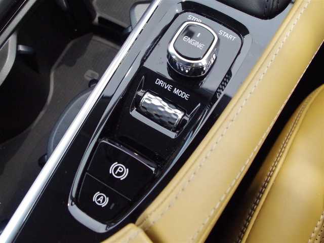 ボルボ ＸＣ９０ T6 AWD インスクリプション 岐阜県 2016(平28)年 5.5万km エンバーブラックメタリック ACC/ヘッドアップディスプレイ/純正ナビ/　Bluetooth/　フルセグTV/　AppleCarPlay/CitySafety（衝突回避・被害軽減ブレーキシステム）/BLIS（ブラインドスポットモニター）/クロストラフィックアラート/レーンキーピングエイド/ロードサインインフォメーション/360°ビューカメラ/パークアシストパイロット/エレクトロニックスタビリティコントロール（横滑り防止機能）/シートヒーター（前後列）/エアシート（前列）/3列シート/ETC2.0/純正フロアマット