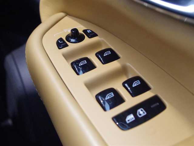 ボルボ ＸＣ９０ T6 AWD インスクリプション 岐阜県 2016(平28)年 5.5万km エンバーブラックメタリック ACC/ヘッドアップディスプレイ/純正ナビ/　Bluetooth/　フルセグTV/　AppleCarPlay/CitySafety（衝突回避・被害軽減ブレーキシステム）/BLIS（ブラインドスポットモニター）/クロストラフィックアラート/レーンキーピングエイド/ロードサインインフォメーション/360°ビューカメラ/パークアシストパイロット/エレクトロニックスタビリティコントロール（横滑り防止機能）/シートヒーター（前後列）/エアシート（前列）/3列シート/ETC2.0/純正フロアマット