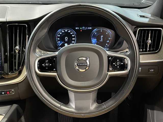 ボルボ ＸＣ６０ D4 AWD インスクリプション 道央・札幌 2020(令2)年 3.8万km オニキスブラックP CitySafety/全車速追従機能付ACC/パイロットアシスト/ステアリングアシスト付BLIS/レーンチェンジマージエイド/レーンキーピングエイド/クロストラフィックアラート/ロードサインインフォメーション/フルアクティブハイビーム/360°ビューカメラ/ブレーキオートホールド機能/パークアシストパイロット/ヘッドアップディスプレイ/パーフォレーテッドファインナッパレザー(アンバー)/8ウェイパワーシート(D/N)/電動ランバーサポート(D/N)/シートヒーター(全席)/ベンチレーション機能(D/N)/リラクゼーション機能(D/N)/harman/kardonプレミアムサウンド/HDDナビゲーション/フルセグTV/CDプレイヤー/ETC2.0/AppleCarPlay/AndroidAuto/ドリフトウッドパネル/本革巻シルクメタルステアリングホイール/ステアリングホイールヒーター/イルミネーテッド本革巻シフトノブ/インテリアイルミネーション/アンビエントライト/パワーテールゲート(ハンズフリー機構付)/4ゾーンフルオートマチックエアコン/LEDフロントフォグライト/取扱説明書/保証書/スペアキー