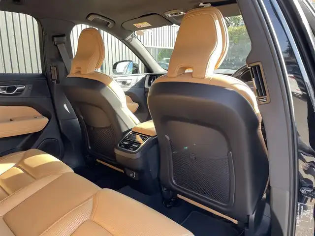 ボルボ ＸＣ６０ D4 AWD インスクリプション 福島県 2020(令2)年 3.8万km オニキスブラックP CitySafety/全車速追従機能付ACC/パイロットアシスト/ステアリングアシスト付BLIS/レーンチェンジマージエイド/レーンキーピングエイド/クロストラフィックアラート/ロードサインインフォメーション/フルアクティブハイビーム/360°ビューカメラ/ブレーキオートホールド機能/パークアシストパイロット/ヘッドアップディスプレイ/パーフォレーテッドファインナッパレザー(アンバー)/8ウェイパワーシート(D/N)/電動ランバーサポート(D/N)/シートヒーター(全席)/ベンチレーション機能(D/N)/リラクゼーション機能(D/N)/harman/kardonプレミアムサウンド/HDDナビゲーション/フルセグTV/CDプレイヤー/ETC2.0/AppleCarPlay/AndroidAuto/ドリフトウッドパネル/本革巻シルクメタルステアリングホイール/ステアリングホイールヒーター/イルミネーテッド本革巻シフトノブ/インテリアイルミネーション/アンビエントライト/パワーテールゲート(ハンズフリー機構付)/4ゾーンフルオートマチックエアコン/LEDフロントフォグライト/取扱説明書/保証書/スペアキー
