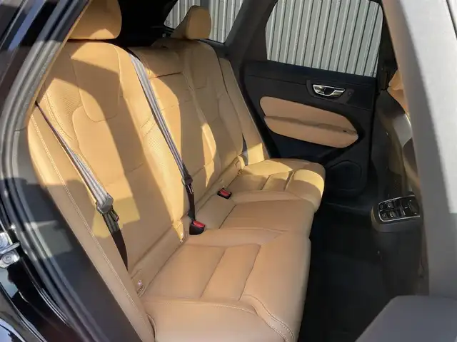 ボルボ ＸＣ６０ D4 AWD インスクリプション 福島県 2020(令2)年 3.8万km オニキスブラックP CitySafety/全車速追従機能付ACC/パイロットアシスト/ステアリングアシスト付BLIS/レーンチェンジマージエイド/レーンキーピングエイド/クロストラフィックアラート/ロードサインインフォメーション/フルアクティブハイビーム/360°ビューカメラ/ブレーキオートホールド機能/パークアシストパイロット/ヘッドアップディスプレイ/パーフォレーテッドファインナッパレザー(アンバー)/8ウェイパワーシート(D/N)/電動ランバーサポート(D/N)/シートヒーター(全席)/ベンチレーション機能(D/N)/リラクゼーション機能(D/N)/harman/kardonプレミアムサウンド/HDDナビゲーション/フルセグTV/CDプレイヤー/ETC2.0/AppleCarPlay/AndroidAuto/ドリフトウッドパネル/本革巻シルクメタルステアリングホイール/ステアリングホイールヒーター/イルミネーテッド本革巻シフトノブ/インテリアイルミネーション/アンビエントライト/パワーテールゲート(ハンズフリー機構付)/4ゾーンフルオートマチックエアコン/LEDフロントフォグライト/取扱説明書/保証書/スペアキー