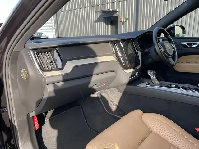 ボルボ ＸＣ６０ D4 AWD インスクリプション 福島県 2020(令2)年 3.8万km オニキスブラックP CitySafety/全車速追従機能付ACC/パイロットアシスト/ステアリングアシスト付BLIS/レーンチェンジマージエイド/レーンキーピングエイド/クロストラフィックアラート/ロードサインインフォメーション/フルアクティブハイビーム/360°ビューカメラ/ブレーキオートホールド機能/パークアシストパイロット/ヘッドアップディスプレイ/パーフォレーテッドファインナッパレザー(アンバー)/8ウェイパワーシート(D/N)/電動ランバーサポート(D/N)/シートヒーター(全席)/ベンチレーション機能(D/N)/リラクゼーション機能(D/N)/harman/kardonプレミアムサウンド/HDDナビゲーション/フルセグTV/CDプレイヤー/ETC2.0/AppleCarPlay/AndroidAuto/ドリフトウッドパネル/本革巻シルクメタルステアリングホイール/ステアリングホイールヒーター/イルミネーテッド本革巻シフトノブ/インテリアイルミネーション/アンビエントライト/パワーテールゲート(ハンズフリー機構付)/4ゾーンフルオートマチックエアコン/LEDフロントフォグライト/取扱説明書/保証書/スペアキー
