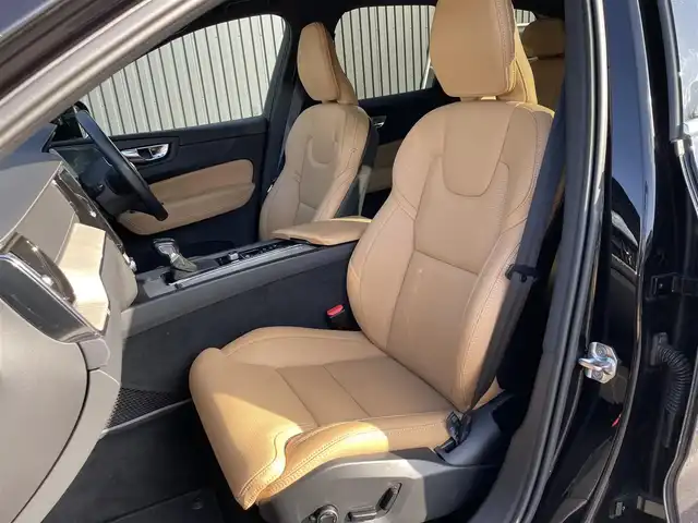 ボルボ ＸＣ６０ D4 AWD インスクリプション 福島県 2020(令2)年 3.8万km オニキスブラックP CitySafety/全車速追従機能付ACC/パイロットアシスト/ステアリングアシスト付BLIS/レーンチェンジマージエイド/レーンキーピングエイド/クロストラフィックアラート/ロードサインインフォメーション/フルアクティブハイビーム/360°ビューカメラ/ブレーキオートホールド機能/パークアシストパイロット/ヘッドアップディスプレイ/パーフォレーテッドファインナッパレザー(アンバー)/8ウェイパワーシート(D/N)/電動ランバーサポート(D/N)/シートヒーター(全席)/ベンチレーション機能(D/N)/リラクゼーション機能(D/N)/harman/kardonプレミアムサウンド/HDDナビゲーション/フルセグTV/CDプレイヤー/ETC2.0/AppleCarPlay/AndroidAuto/ドリフトウッドパネル/本革巻シルクメタルステアリングホイール/ステアリングホイールヒーター/イルミネーテッド本革巻シフトノブ/インテリアイルミネーション/アンビエントライト/パワーテールゲート(ハンズフリー機構付)/4ゾーンフルオートマチックエアコン/LEDフロントフォグライト/取扱説明書/保証書/スペアキー