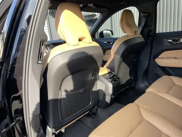 ボルボ ＸＣ６０ D4 AWD インスクリプション 福島県 2020(令2)年 3.8万km オニキスブラックP CitySafety/全車速追従機能付ACC/パイロットアシスト/ステアリングアシスト付BLIS/レーンチェンジマージエイド/レーンキーピングエイド/クロストラフィックアラート/ロードサインインフォメーション/フルアクティブハイビーム/360°ビューカメラ/ブレーキオートホールド機能/パークアシストパイロット/ヘッドアップディスプレイ/パーフォレーテッドファインナッパレザー(アンバー)/8ウェイパワーシート(D/N)/電動ランバーサポート(D/N)/シートヒーター(全席)/ベンチレーション機能(D/N)/リラクゼーション機能(D/N)/harman/kardonプレミアムサウンド/HDDナビゲーション/フルセグTV/CDプレイヤー/ETC2.0/AppleCarPlay/AndroidAuto/ドリフトウッドパネル/本革巻シルクメタルステアリングホイール/ステアリングホイールヒーター/イルミネーテッド本革巻シフトノブ/インテリアイルミネーション/アンビエントライト/パワーテールゲート(ハンズフリー機構付)/4ゾーンフルオートマチックエアコン/LEDフロントフォグライト/取扱説明書/保証書/スペアキー