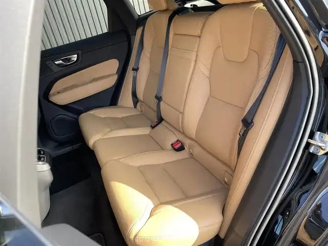 ボルボ ＸＣ６０ D4 AWD インスクリプション 福島県 2020(令2)年 3.8万km オニキスブラックP CitySafety/全車速追従機能付ACC/パイロットアシスト/ステアリングアシスト付BLIS/レーンチェンジマージエイド/レーンキーピングエイド/クロストラフィックアラート/ロードサインインフォメーション/フルアクティブハイビーム/360°ビューカメラ/ブレーキオートホールド機能/パークアシストパイロット/ヘッドアップディスプレイ/パーフォレーテッドファインナッパレザー(アンバー)/8ウェイパワーシート(D/N)/電動ランバーサポート(D/N)/シートヒーター(全席)/ベンチレーション機能(D/N)/リラクゼーション機能(D/N)/harman/kardonプレミアムサウンド/HDDナビゲーション/フルセグTV/CDプレイヤー/ETC2.0/AppleCarPlay/AndroidAuto/ドリフトウッドパネル/本革巻シルクメタルステアリングホイール/ステアリングホイールヒーター/イルミネーテッド本革巻シフトノブ/インテリアイルミネーション/アンビエントライト/パワーテールゲート(ハンズフリー機構付)/4ゾーンフルオートマチックエアコン/LEDフロントフォグライト/取扱説明書/保証書/スペアキー