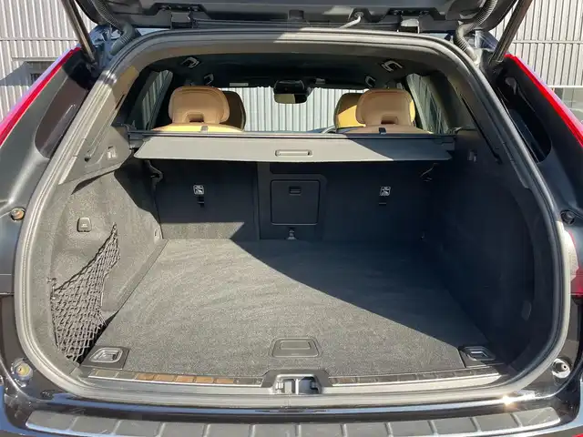 ボルボ ＸＣ６０ D4 AWD インスクリプション 福島県 2020(令2)年 3.8万km オニキスブラックP CitySafety/全車速追従機能付ACC/パイロットアシスト/ステアリングアシスト付BLIS/レーンチェンジマージエイド/レーンキーピングエイド/クロストラフィックアラート/ロードサインインフォメーション/フルアクティブハイビーム/360°ビューカメラ/ブレーキオートホールド機能/パークアシストパイロット/ヘッドアップディスプレイ/パーフォレーテッドファインナッパレザー(アンバー)/8ウェイパワーシート(D/N)/電動ランバーサポート(D/N)/シートヒーター(全席)/ベンチレーション機能(D/N)/リラクゼーション機能(D/N)/harman/kardonプレミアムサウンド/HDDナビゲーション/フルセグTV/CDプレイヤー/ETC2.0/AppleCarPlay/AndroidAuto/ドリフトウッドパネル/本革巻シルクメタルステアリングホイール/ステアリングホイールヒーター/イルミネーテッド本革巻シフトノブ/インテリアイルミネーション/アンビエントライト/パワーテールゲート(ハンズフリー機構付)/4ゾーンフルオートマチックエアコン/LEDフロントフォグライト/取扱説明書/保証書/スペアキー